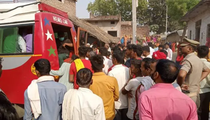 अयोध्या: मारपीट में घायल अधेड़ की मौत, कड़ी सुरक्षा के बीच हुआ अंतिम संस्कार, तनाव के चलते गांव छावनी में तब्दील