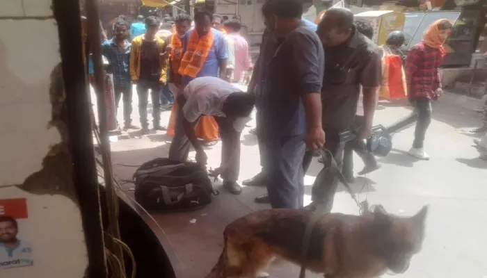 अयोध्या: हनुमानगढ़ी के पास दुकान में लावारिस बैग मिलने से हड़कंप, जांच के बाद पुलिस ने ली राहत की सांस