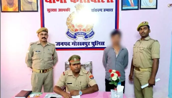 गोरखपुर: डीएम ने कराया स्टिंग, 5000 रुपए घूस लेते वीडियो में कैद हुआ बाबू, गिरफ्तार