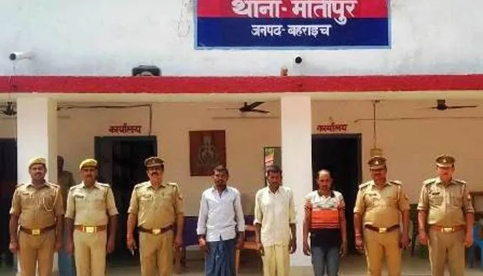 बहराइच: अंतर्जनपदीय तीन पशु चोरों को पुलिस ने किया गिरफ्तार, दो मवेशी बरामद