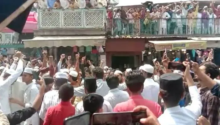 सहारनपुर: सड़क पर नमाज पढ़ने के विरोध के बाद जामा मस्जिद के बाहर हंगामा, नारेबाजी कर लगाया जाम