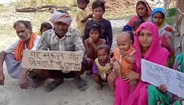 बहराइच: दूसरे समुदाय के लोगों से प्रताड़ित परिवार ने लगाया मकान और खेत बिक्री का पोस्टर
