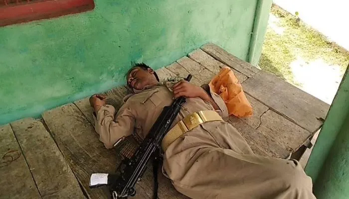 अयोध्या: पेट पर मशीन गन रखकर ड्यूटी के दौरान नशे में सोता मिला सिपाही, तस्वीर वायरल