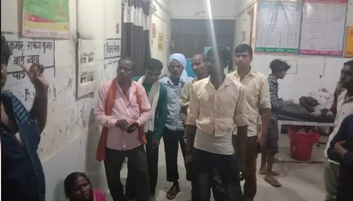 बहराइच में भीषण सड़क हादसा: बोलेरो को साइड देने के चक्कर में पलटी पिकअप, 25 घायल