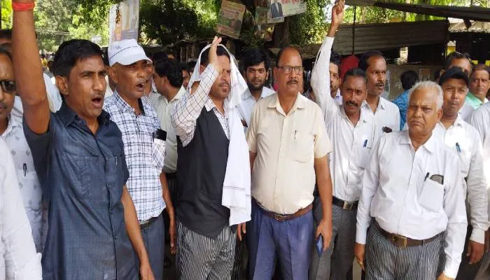 बहराइच: तहसीलदार की कार्यशैली से नाराज अधिवक्ताओं ने किया प्रदर्शन, दी यह बड़ी चेतावनी