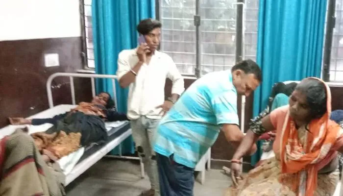 बाराबंकी: ट्रैक्टर-ट्रॉली पलटने से एक दर्जन महिला व श्रमिक घायल, तीन की हालत गंभीर