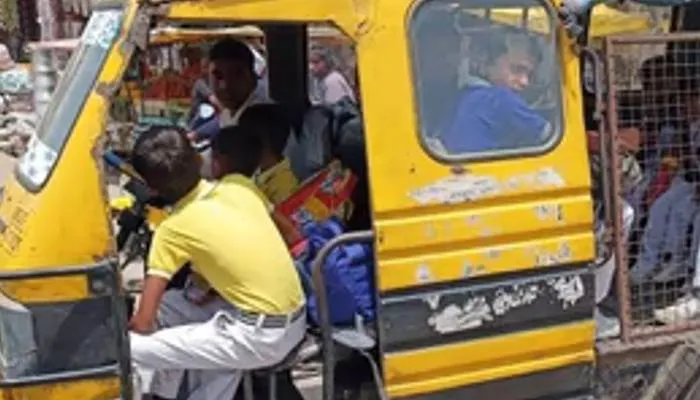 लखनऊ: जान हथेली पर रख अनफिट वाहनों में सफर को मजबूर मासूम, ई रिक्शा, टेंपो में ढोए जा रहे स्कूली बच्चे