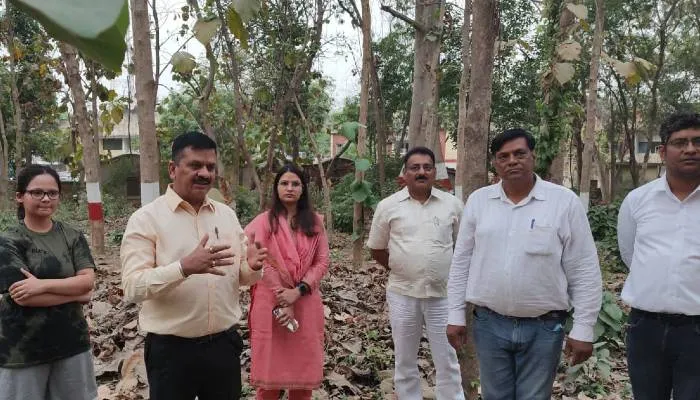 बहराइच: डीएम ने सरकारी आवास से एकत्रित किया पराली, बिक्री पर मिला 9975 का चेक, किसानों से की यह अपील
