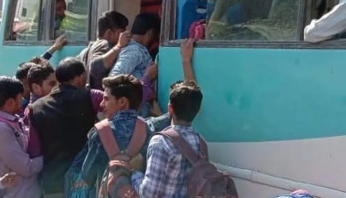 लखनऊ: 52 सीटर बस में 126 यात्री देख दंग रह गए चेकिंग अधिकारी