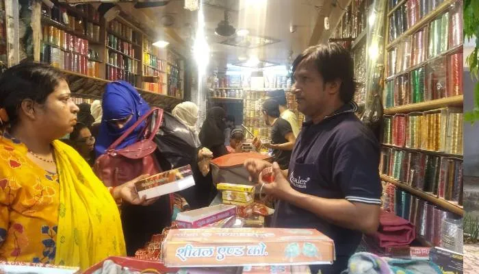 बाराबंकी: ईद की तैयारियों को लेकर गुलजार हुए बाजार, खरीदारी के लिए उमड़े लोग
