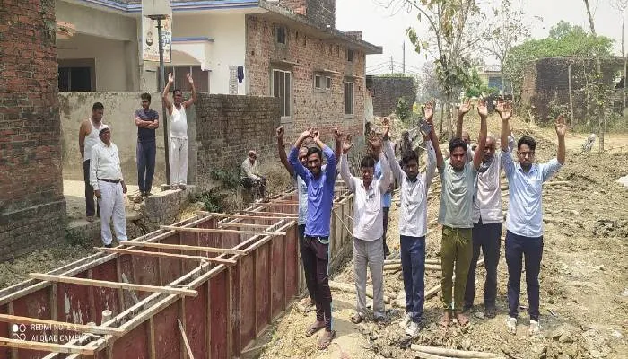 गोरखपुर: नाला निर्माण में धांधली को लेकर ग्रामीणों ने किया प्रदर्शन