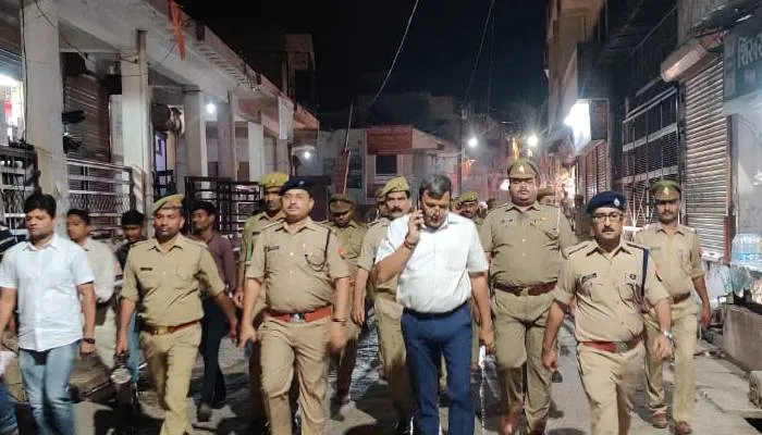 लखनऊ की सुरक्षा देखने निकले पुलिस कमिश्नर, पुलिसकर्मियों संग किया रूट मार्च