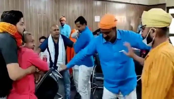 वाराणसी: रामनगर नगर पालिका बोर्ड की बैठक में सभासदों के बीच चली कुर्सियां, जान बचाकर भागीं पालिकाध्यक्ष व महिला सभासद