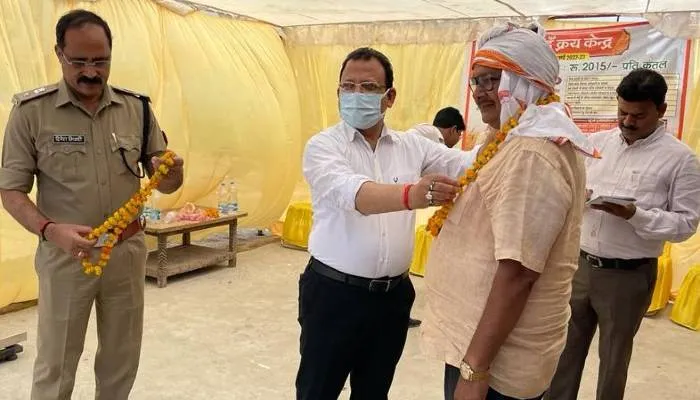 उन्नाव: गेहूं क्रय केंद्र का डीएम व एसपी ने किया निरीक्षण, दिये यह निर्देश
