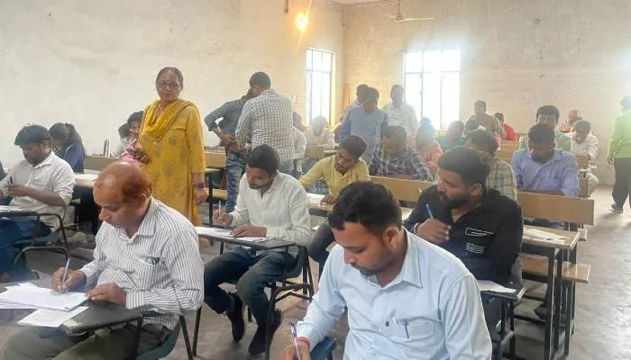 अयोध्या: एलएलबी की परीक्षा के दौरान नकल करते हुए पकड़े गए 41 छात्र