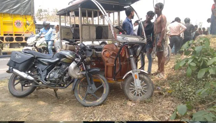 अयोध्या: बाइक व ई-रिक्शा की बीच हुई जोरदार टक्कर, दो घायल