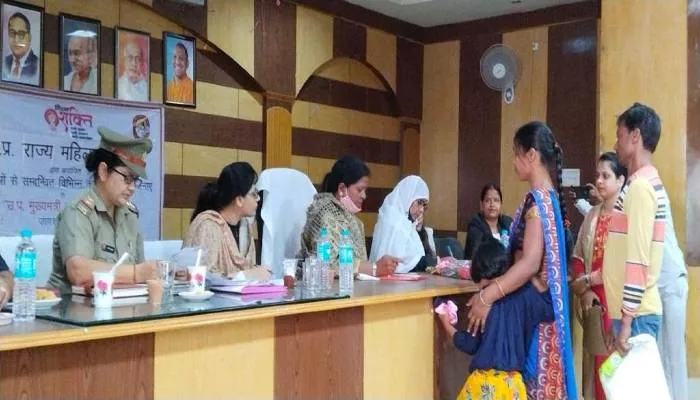 बाराबंकी: राज्य महिला आयोग की सदस्य ने जिला पंचायत सभागार में सुनी महिलाओं की समस्याएं