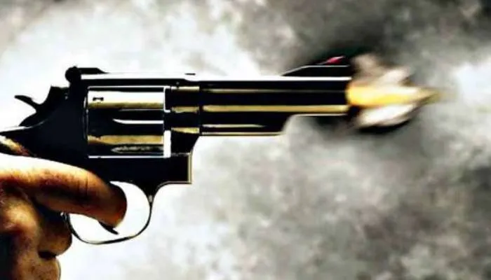 गोरखपुर: छात्रों के दो गुटों में हुई झड़प, एक ने बरसाई गोलियां, दो घायल