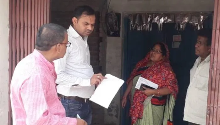 हरदोई: डोर टू डोर कैंपेन करके लोगों को शिक्षा के प्रति किया जा रहा जागरूक
