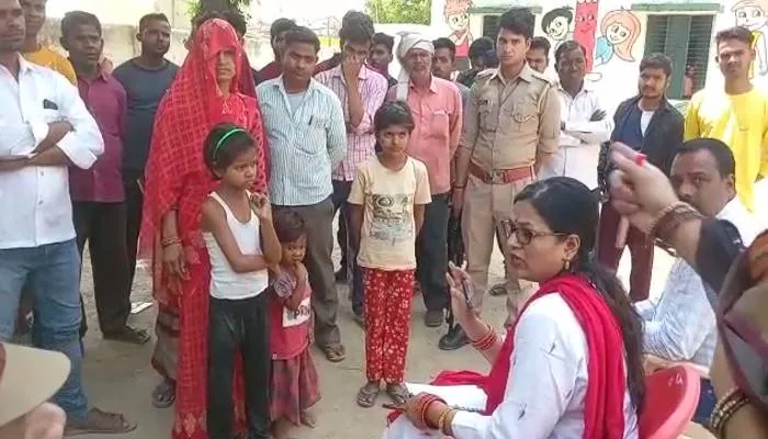 कन्नौज: परिषदीय विद्यालय में शिक्षकों की गुटबाजी से गुस्साए ग्रामीणों ने डाला ताला, पुलिस ने खुलवाया