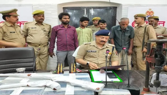हरदोई: अवैध असलहा फैक्ट्री का भंडाफोड़ करते हुए पुलिस ने बाप-बेटे को किया गिरफ्तार