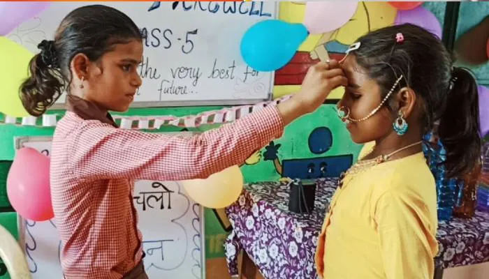 हरदोई: ‘स्कूल चलो अभियान’ के तहत विद्यालय आने वाले बच्चों का तिलक लगाकर किया गया स्वागत, निकाली गई रैली