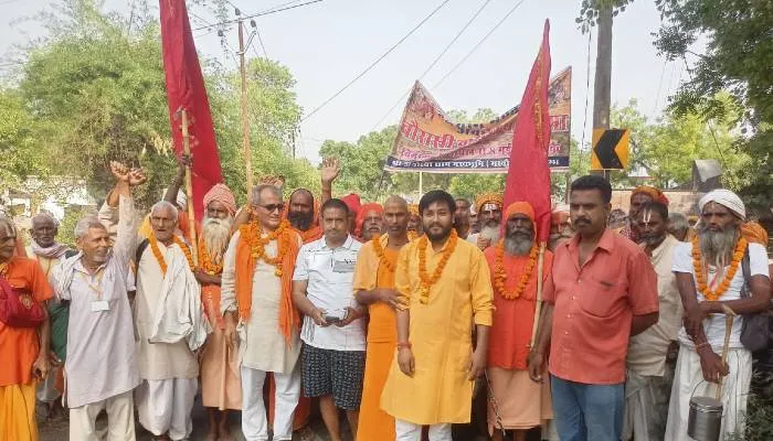 अयोध्या : चौरासी कोसी परिक्रमा करने वाले श्रद्धालुओं का जत्था पहुंचा टिकरी