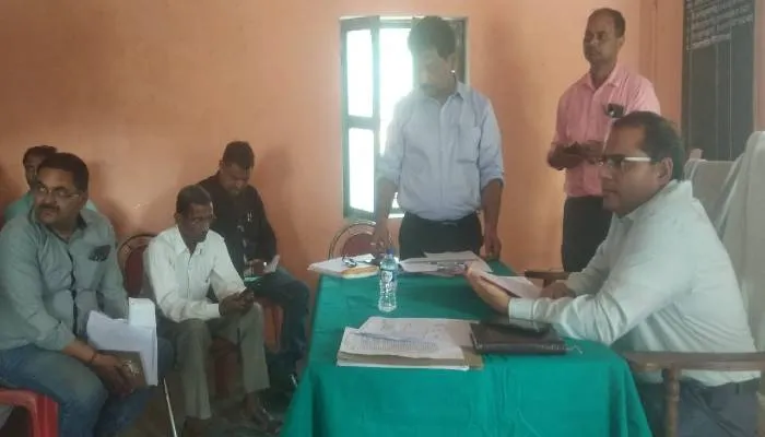 अयोध्या: अनुपस्थित मिलने पर लेखपाल निलंबित, बीकापुर कोतवाल लाइन हाजिर, इनायतनगर में थाना समाधान दिवस पर भड़के कमिश्नर