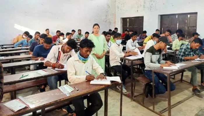बहराइच: जिले के 44 डिग्री कॉलेज में शुरू हुई वार्षिक परीक्षाएं, सुबह की पाली में स्नातक तृतीय और द्वितीय पाली में सेकेंड वर्ष के छात्र हुए शामिल