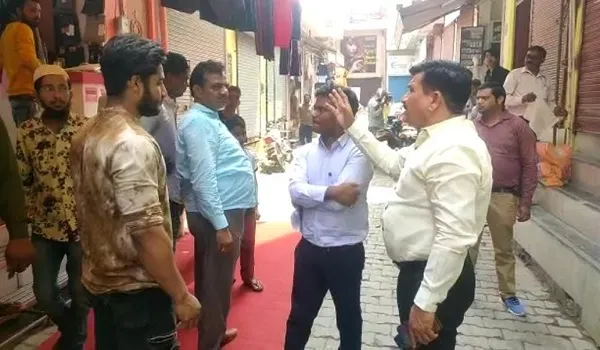 अमरोहा : बिना नक्शा पास 27 दुकानों पर एसडीएम ने लगाई सील