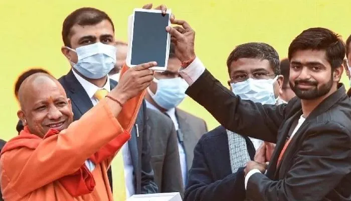 यूपी सरकार ने टैबलेट व स्मार्टफोन की आपूर्ति न करने वाली कंपनियों पर लगाया 14 करोड़ रुपए का जुर्माना