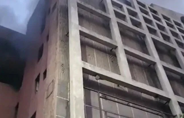 दिल्ली के उपहार सिनेमा हॉल में लगी आग, मौके पर दमकल की गाड़ियां मौजूद