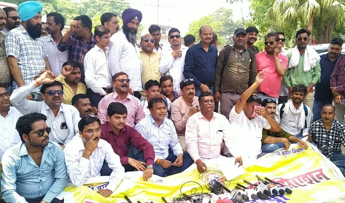 शाहजहांपुर: बलिया डीएम के खिलाफ शाहजहांपुर के पत्रकार भड़के, मुर्दाबाद के नारे लगाए