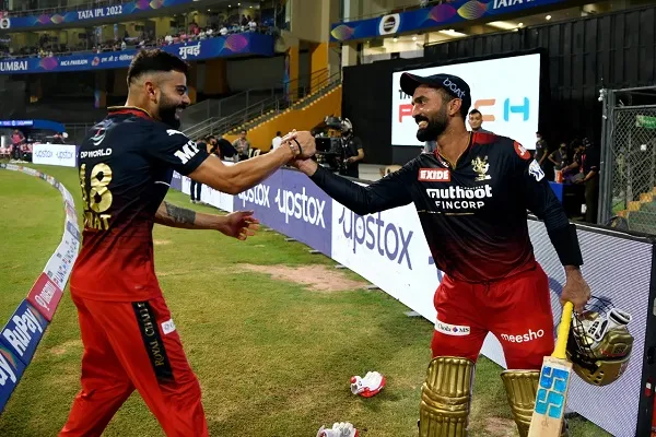 IPL 2022 : विराट कोहली ने कहा- दिनेश कार्तिक ने भारतीय टीम में वापसी के लिए मजबूत दावा पेश किया