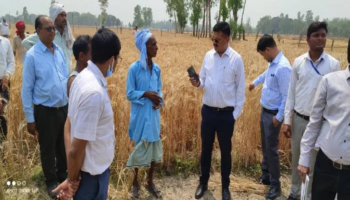 बहराइच: शिकायत सुन रहे थे डीएम, कमी मिलने पर लेखपाल पर कर दी कार्रवाई