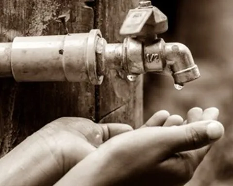 नैनीताल: पानी के लिए त्राहिमाम, भड़के लोगों ने खाली बर्तनों के साथ किया प्रदर्शन