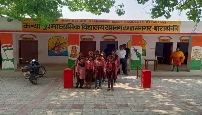 बाराबंकी: प्राथमिक विद्यालयों का नया सत्र शुरू, बिना कॉपी किताबों के ही पहुंचे बच्चे