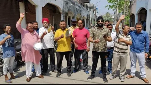हल्द्वानी: ट्रांसपोर्ट कारोबारियों ने बढ़ती महंगाई के खिलाफ थाली बजाकर किया प्रदर्शन