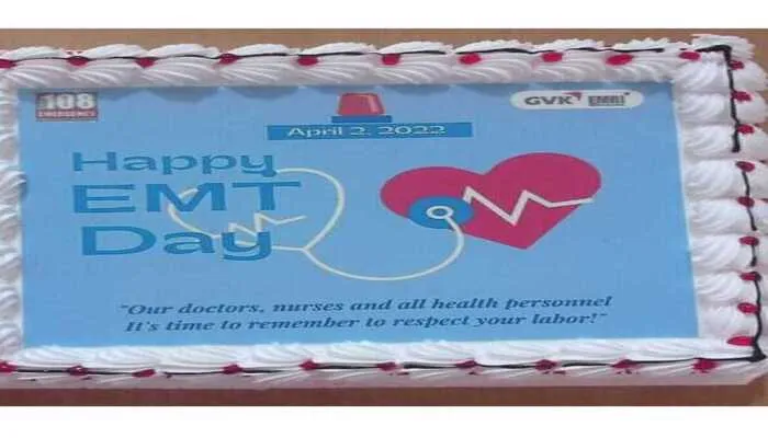 बहराइच: केक काटकर मनाया एनईएमटी दिवस, बांटी मिठाई