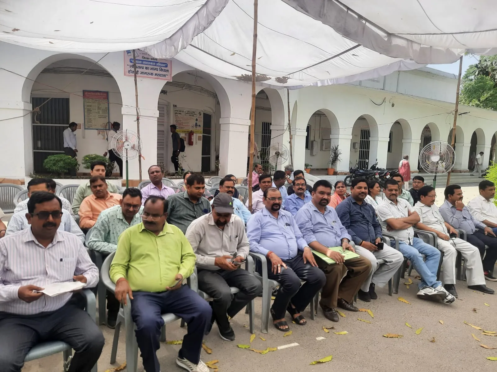 बरेली: एसडीएम की गिरफ्तारी की मांग, कलेक्ट्रेट और जिले की तहसीलों में कामकाज बंद