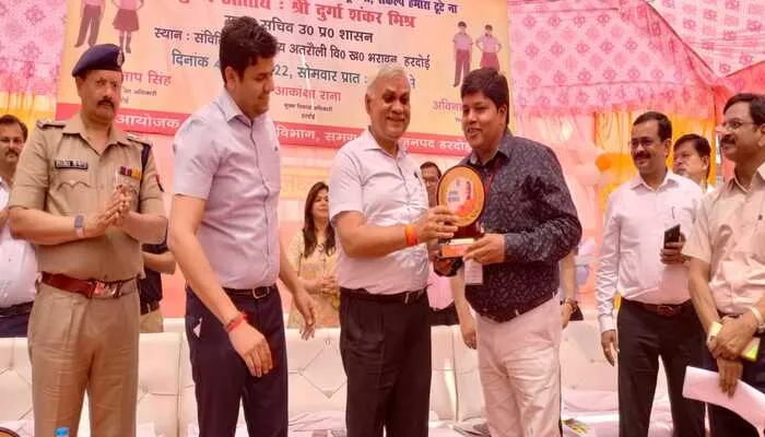 हरदोई: मुख्य सचिव ने बाँसा के ग्राम प्रधान को किया सम्मानित
