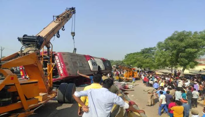 अयोध्या: पलटते ही मची चीख-पुकार, डेढ़ घंटे की रेस्क्यू के बाद पुलिस ने खिड़की तोड़ मृतक और घायलों को निकाला