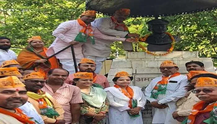 बाराबंकी: स्थापना दिवस पर भाजपा ने निकाली शोभायात्रा, किया ध्वजारोहण