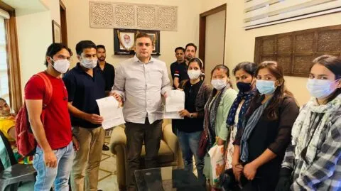 हल्द्वानी: सेवा बहाली की मांग को लेकर विधायक से मिले आउटसोर्स कर्मचारी