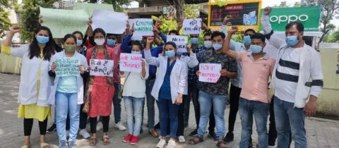 हल्द्वानी: अस्पताल छोड़ प्रदर्शन करने को मजबूर कोरोना वारियर्स, अब सरकार की कृपा का इंतजार