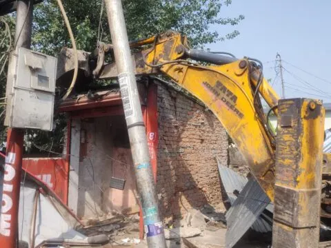 हल्द्वानी: वर्कशॉप लाइन में गरजी नगर निगम की जेसीबी, नहर और फुटपाथ पर कब्जा कर हो रहा था कारोबार