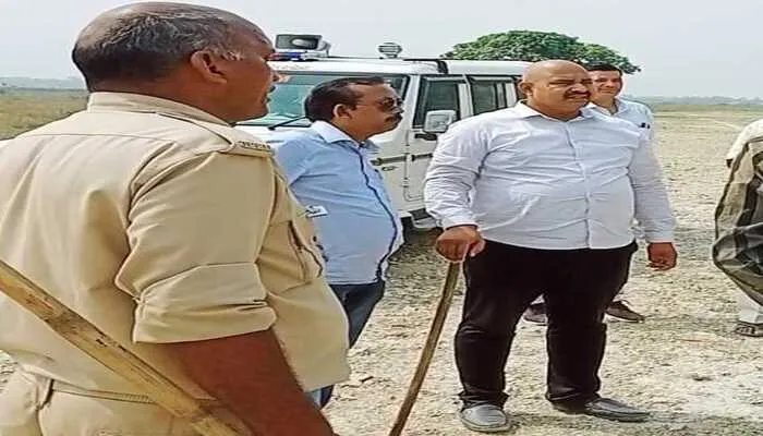 अयोध्या: अवैध खनन पर छापेमारी, दो जेसीबी और ट्रैक्टर ट्रॉली जब्त