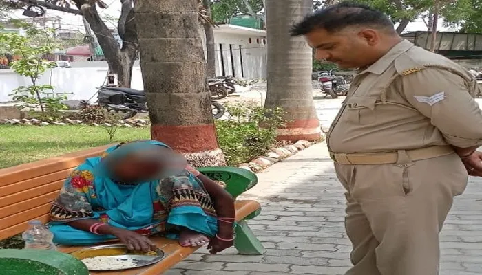 बाराबंकी: थाने के मुख्य आरक्षी ने मानवता की मिसाल की पेश, भूखी वृद्ध महिला को पहले भोजन कराया फिर किया समस्या का समाधान