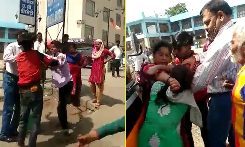 बरेली: जंक्शन के सर्कुलेटिंग एरिया में किशोर लड़ते रहे… महिलाएं बोलीं- ‘मार बेटा मार’, फिर खुद भी भिड़ीं, वीडियो वायरल