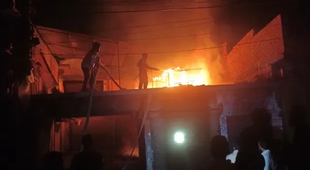 पीलीभीत: मुख्य बाजार में फर्नीचर की दुकान में लगी आग, हड़कंप
